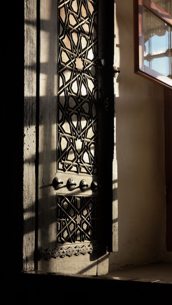 دور الظلال في إبراز العمق والجمال في التصميم المعماري.