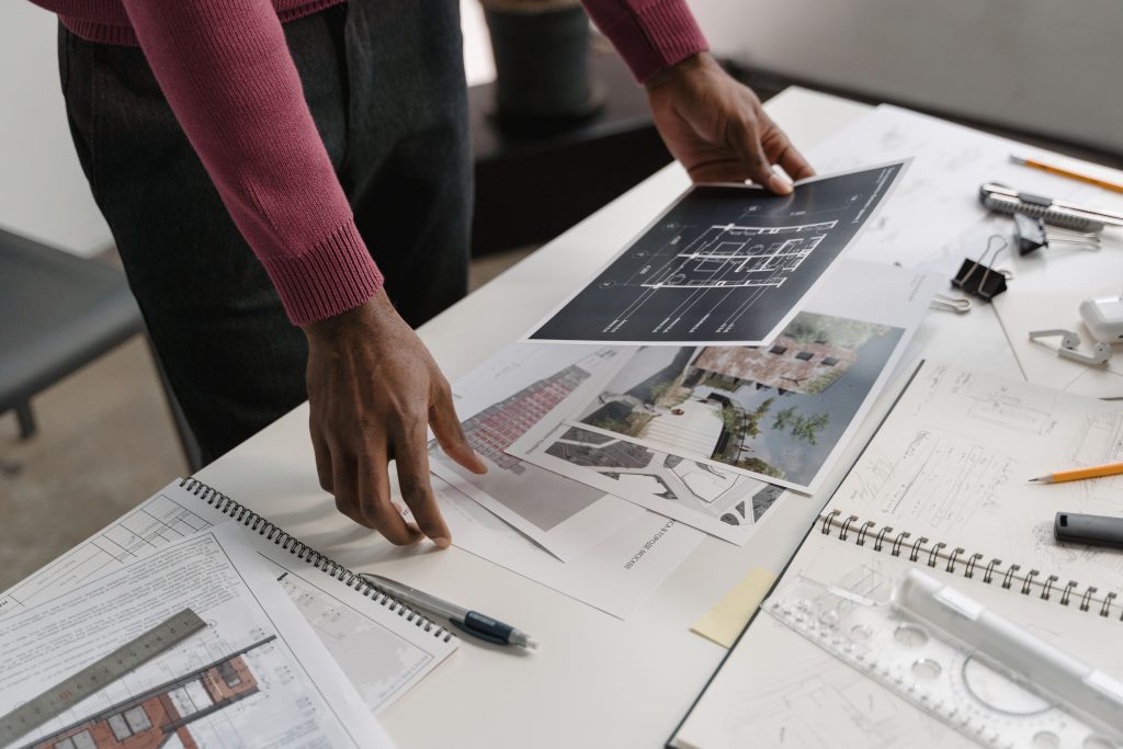 مهندس معماري يقوم بتصميم بيت في مكتب