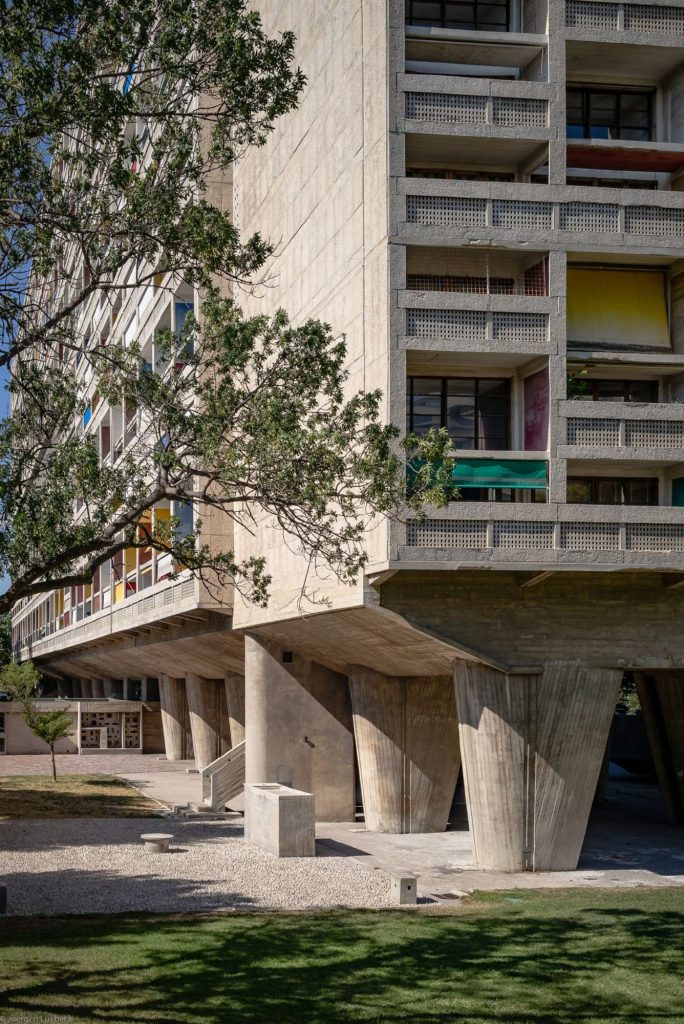 ومن أشهر الأعمال المرتبطة بهذه المرحلة Unité d'Habitation في مدينة مرسيليا الفرنسية، التي اكتملت عام 1952.