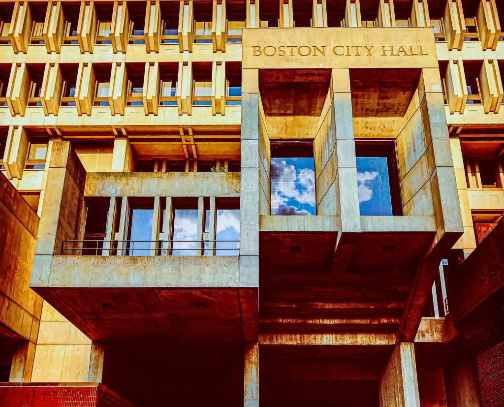 بوستون سيتي هال صممها أليسون وبيتر سميثسون، وأصبحت من الأعمال المهمة في تطور "New Brutalism".
